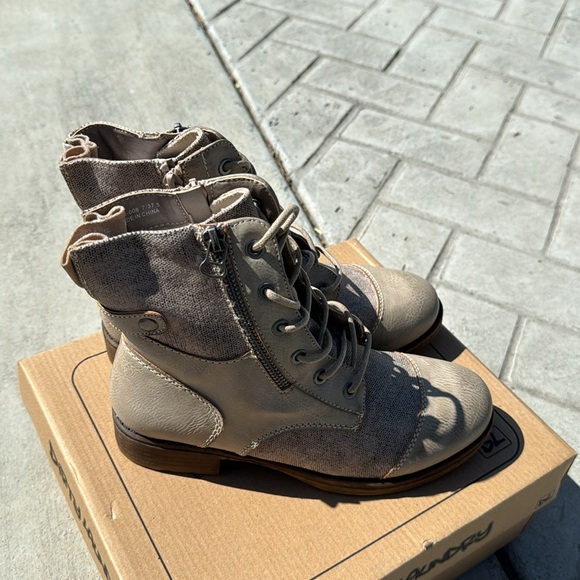 NIB Cream Boots Sz 7 Dirty Laundry - Picture 3 of 5